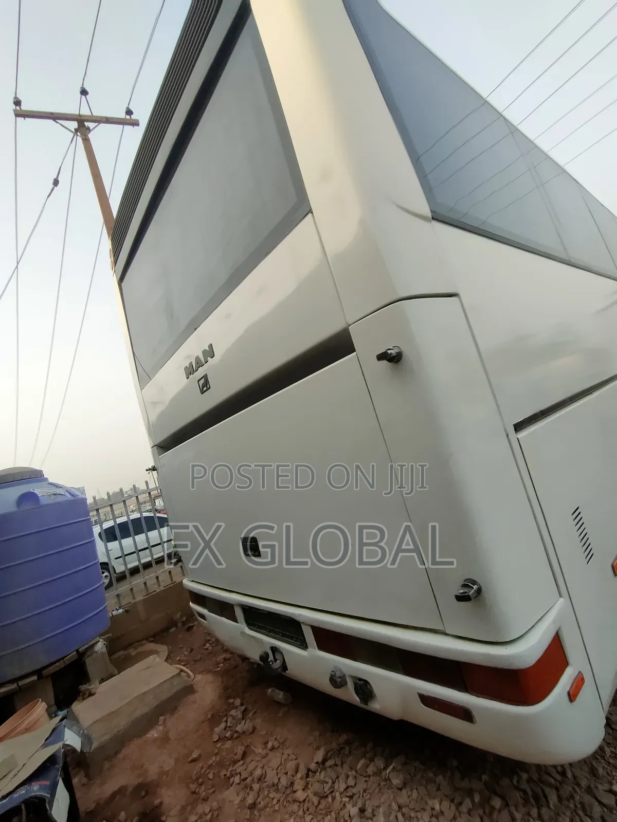 Bus 2000 White