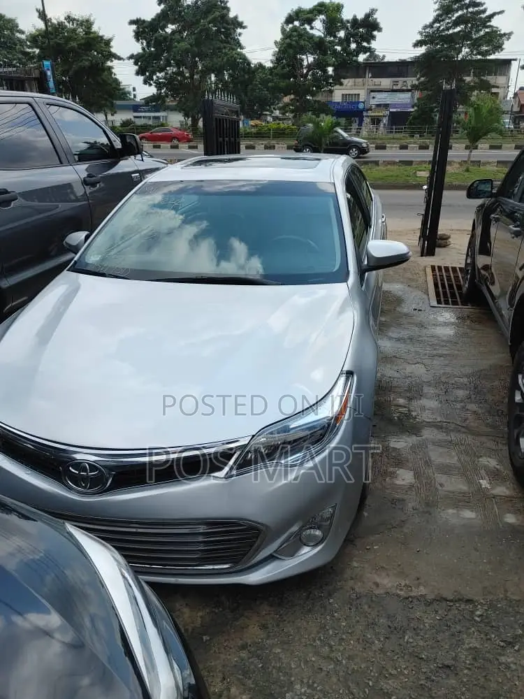 Toyota Avalon XLE Premium Sedan FWD (3.5L 6cyl 6A) 2013 Silver