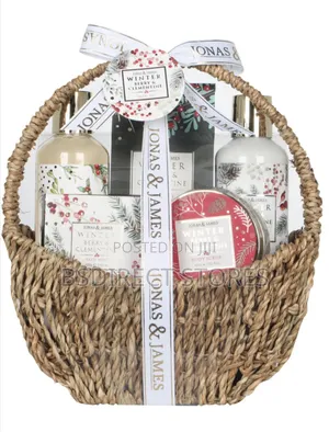 Winterberry and Clementine Beauty Basket Spa Bath Hamper Set