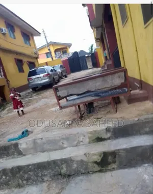 5bdrm House in Lows Estate, Ikorodu for sale