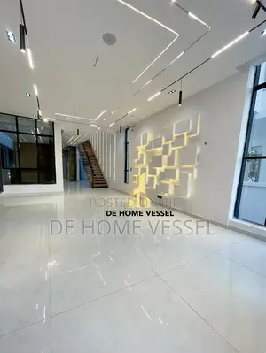 Luxury 5 Bed Detached Home With Pool