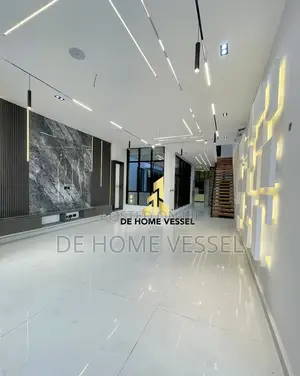 Luxury 5 Bed Detached Home With Pool