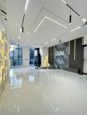 Luxury 5 Bed Detached Home With Pool