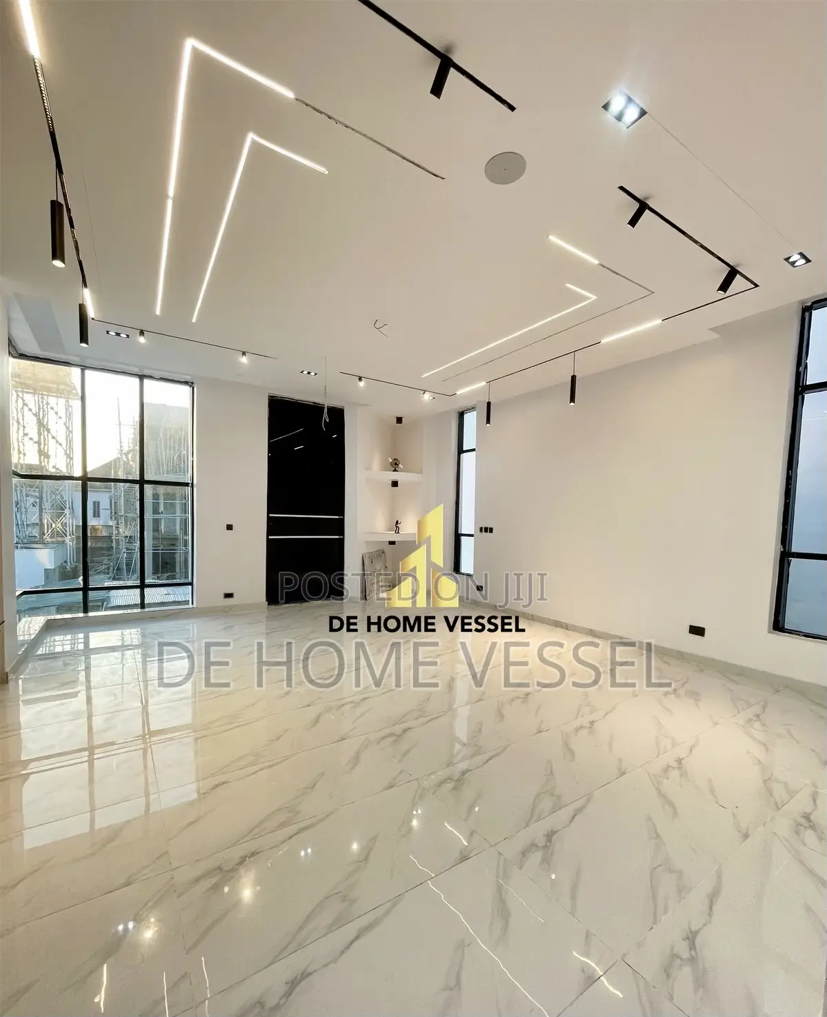 Luxury 5 Bed Detached Home With Pool