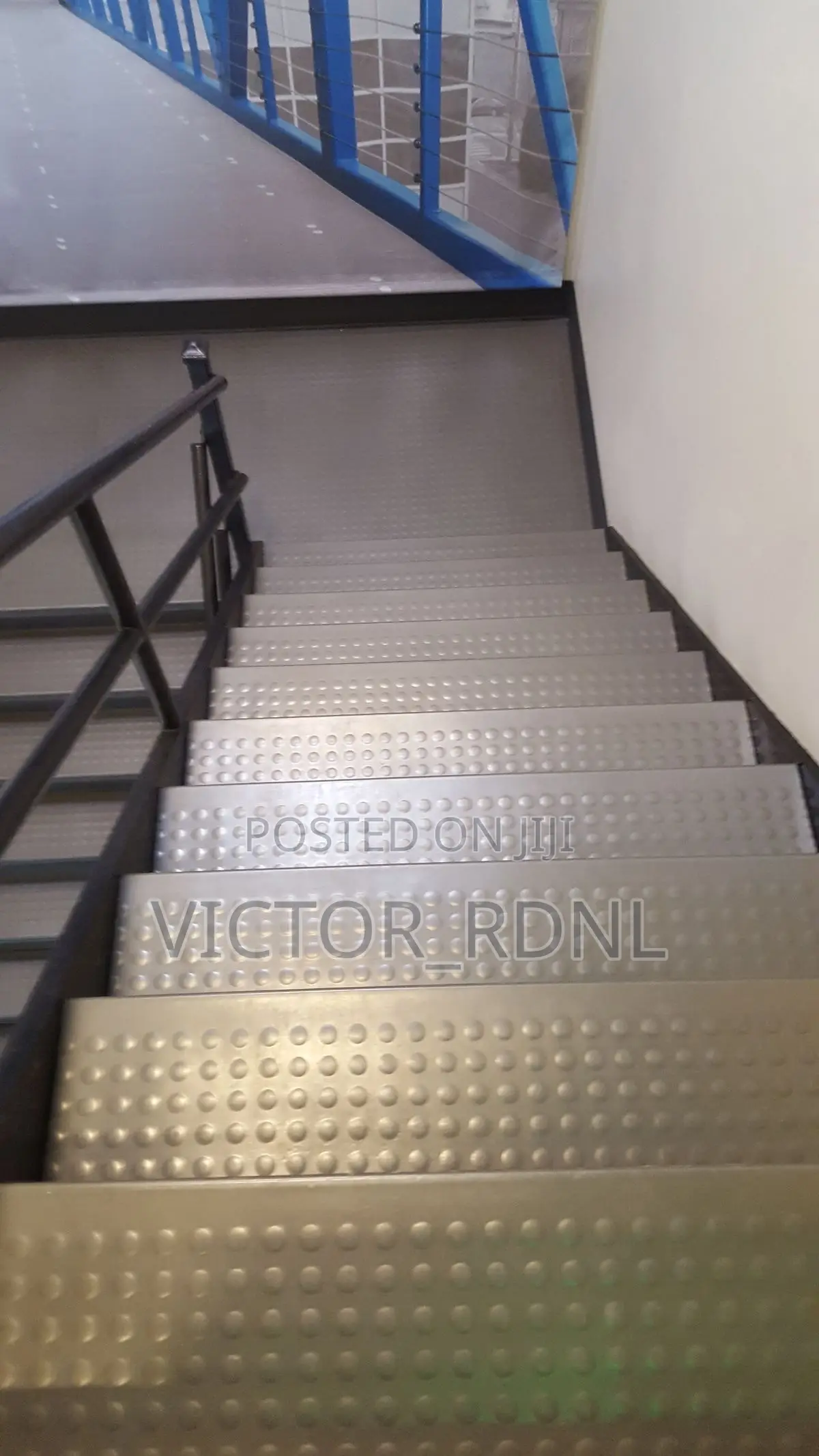 Round Button Carpet