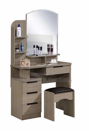 Quality Standard Dressing Mirror Desk With Cosmetics Spaces.