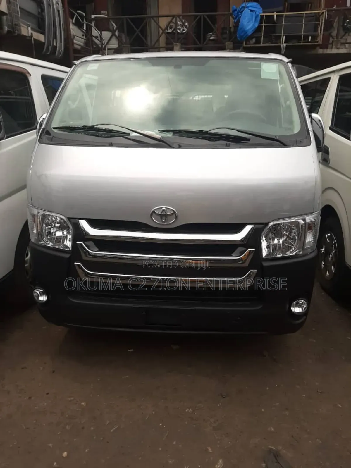 Toyota HiAce 2010 Yellow