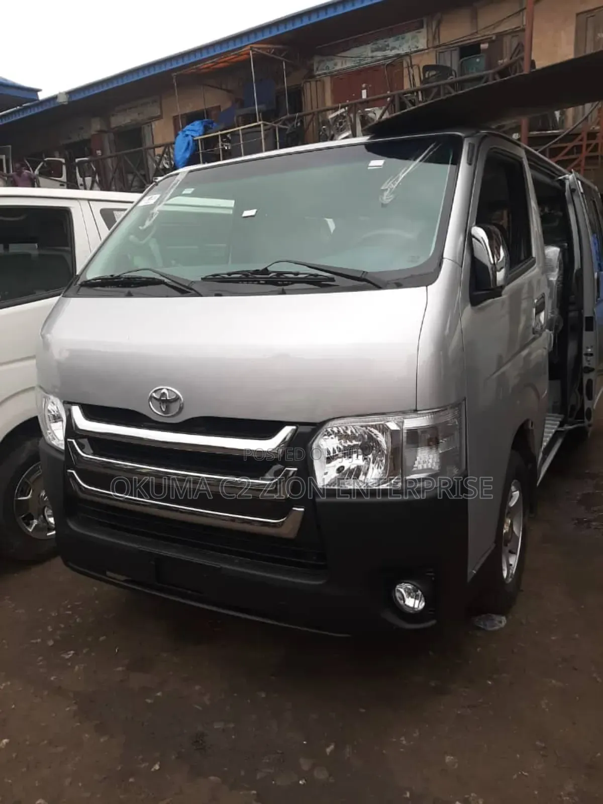 Toyota HiAce 2010 Yellow