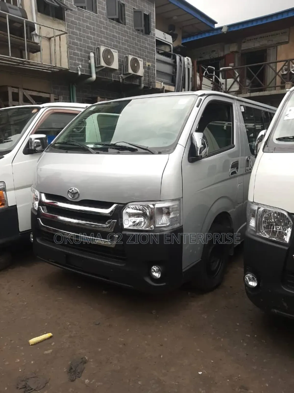 Toyota HiAce 2010 Yellow