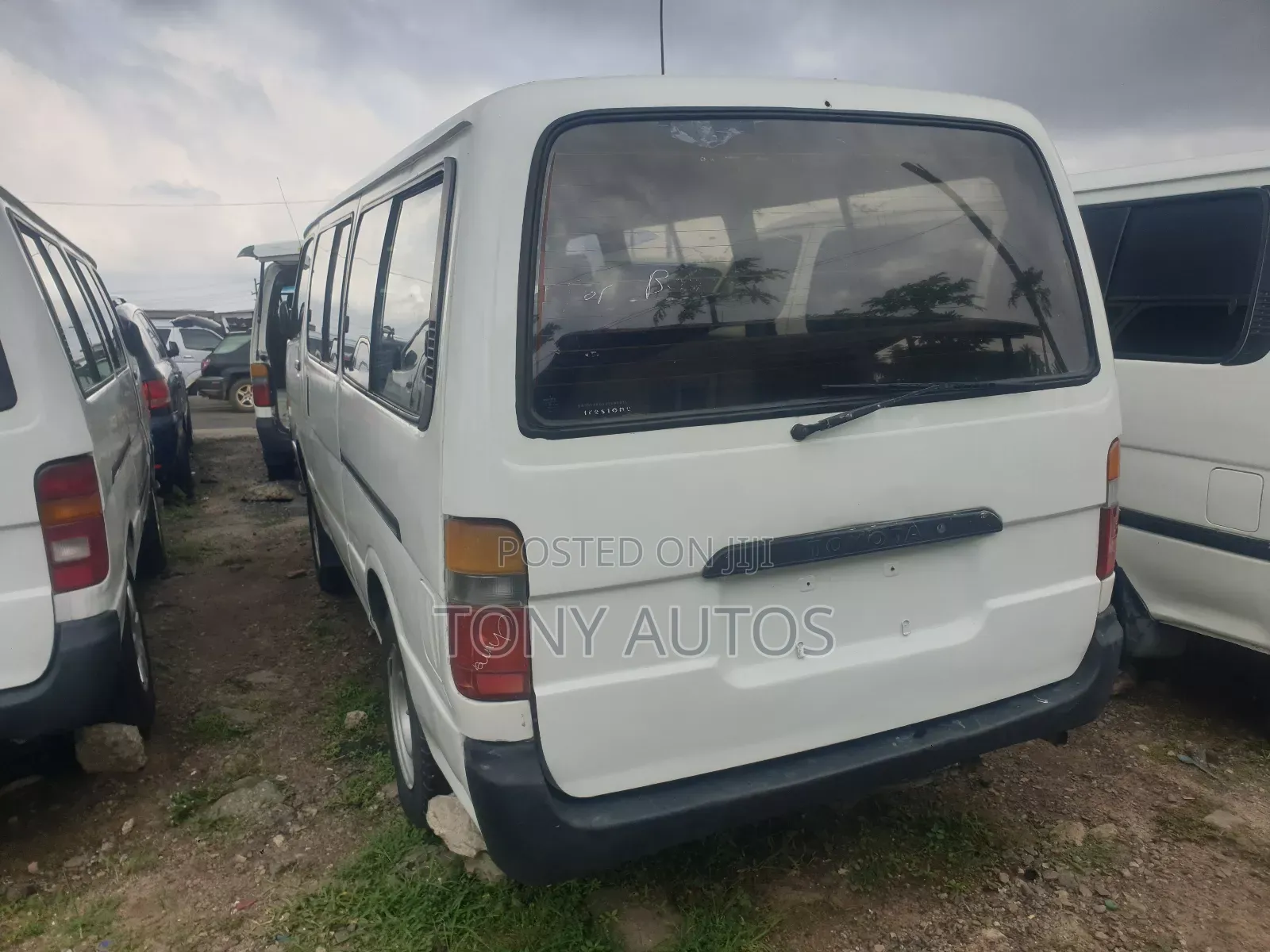 Toyota HiAce 2000 White