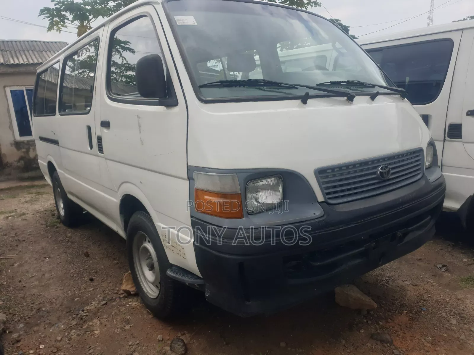 Toyota HiAce 2000 White