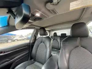 Toyota Camry SE FWD (2.5L 4cyl 8AM) 2018 White