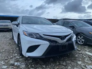 Toyota Camry SE FWD (2.5L 4cyl 8AM) 2018 White