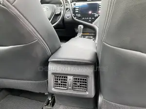 Toyota Camry SE FWD (2.5L 4cyl 8AM) 2018 White