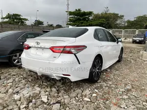 Toyota Camry SE FWD (2.5L 4cyl 8AM) 2018 White