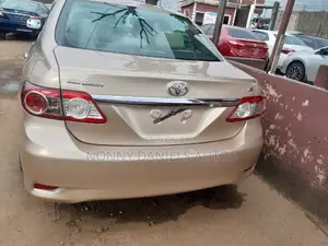 Toyota Corolla LE 4dr Sedan (1.8L 4cyl 4A) 2012 Gold