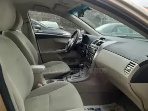 Toyota Corolla LE 4dr Sedan (1.8L 4cyl 4A) 2012 Gold