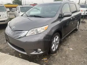 Toyota Sienna SE 8 Passenger 2011 Gray