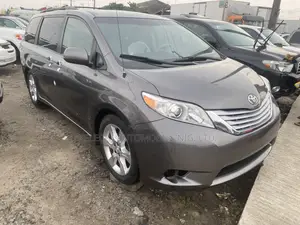 Toyota Sienna SE 8 Passenger 2011 Gray