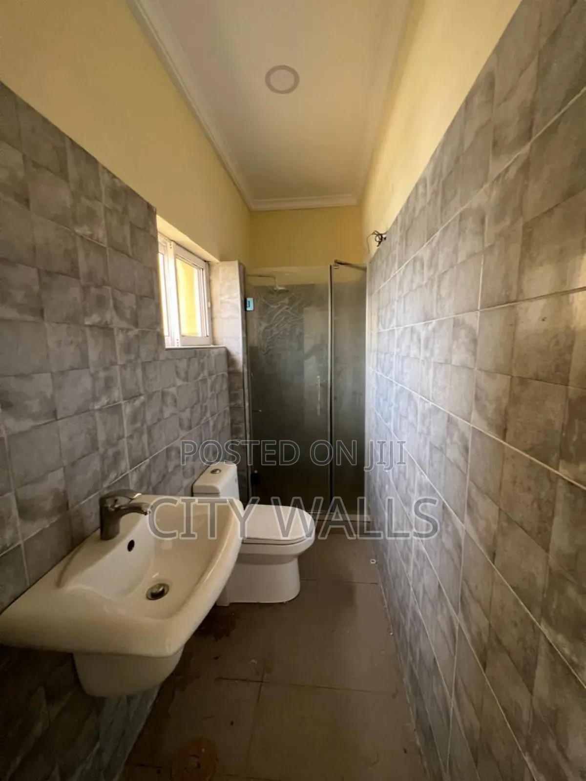 Mini Flat in Chevron for rent