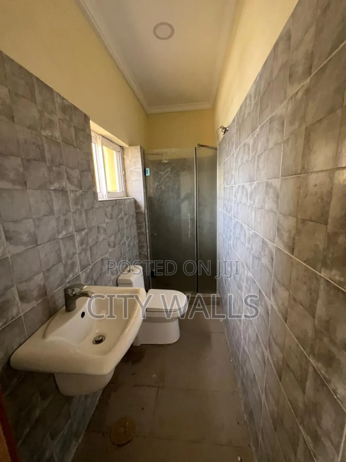 Mini Flat in Chevron for rent