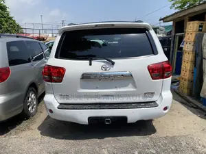 Toyota Sequoia Limited 4dr SUV 4WD (5.7L 8cyl 6A) 2008 White