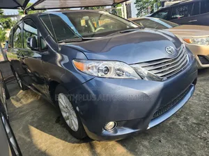 Photo - Toyota Sienna 2014 Blue