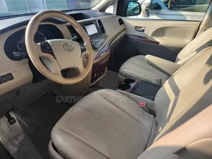 Photo - Toyota Sienna 2014 Blue
