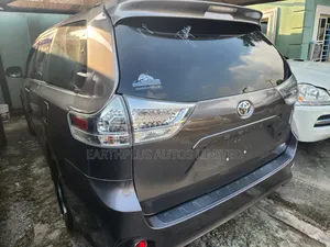 Photo - Toyota Sienna 2014 Gray