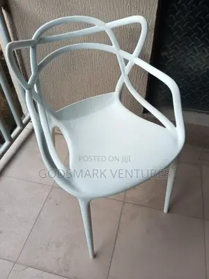 White Eleganza Plastic Chair for Restaurant
