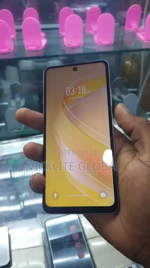 Photo - Infinix Smart 8 64 GB Gold