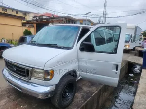 Photo - Ford E350 2006 White