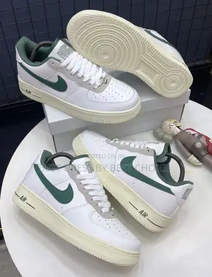 Nike Men's Air Force 1 '07 LX Sneakers 