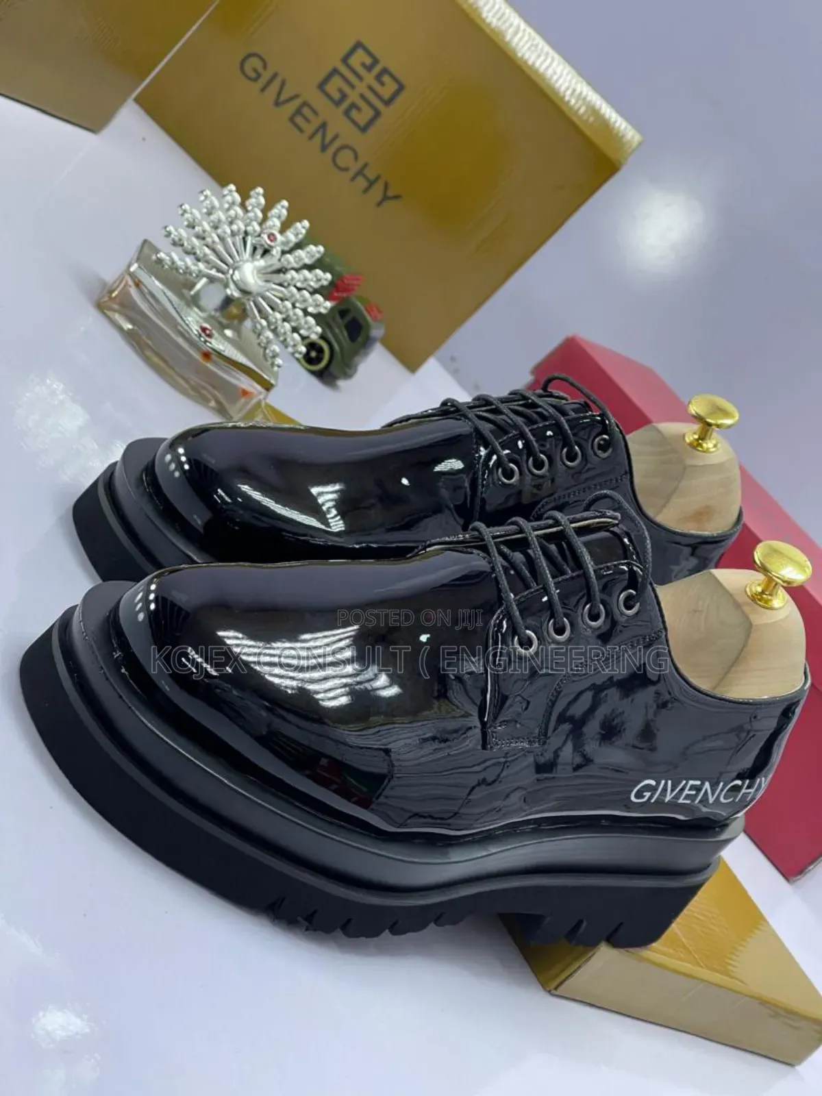 Givenchy Luxurious Lafers