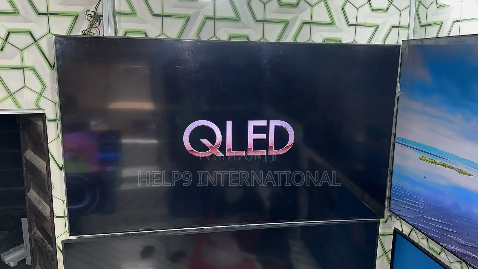 Clean Samsung 82"Qled Smart TV With Quantum Light Control