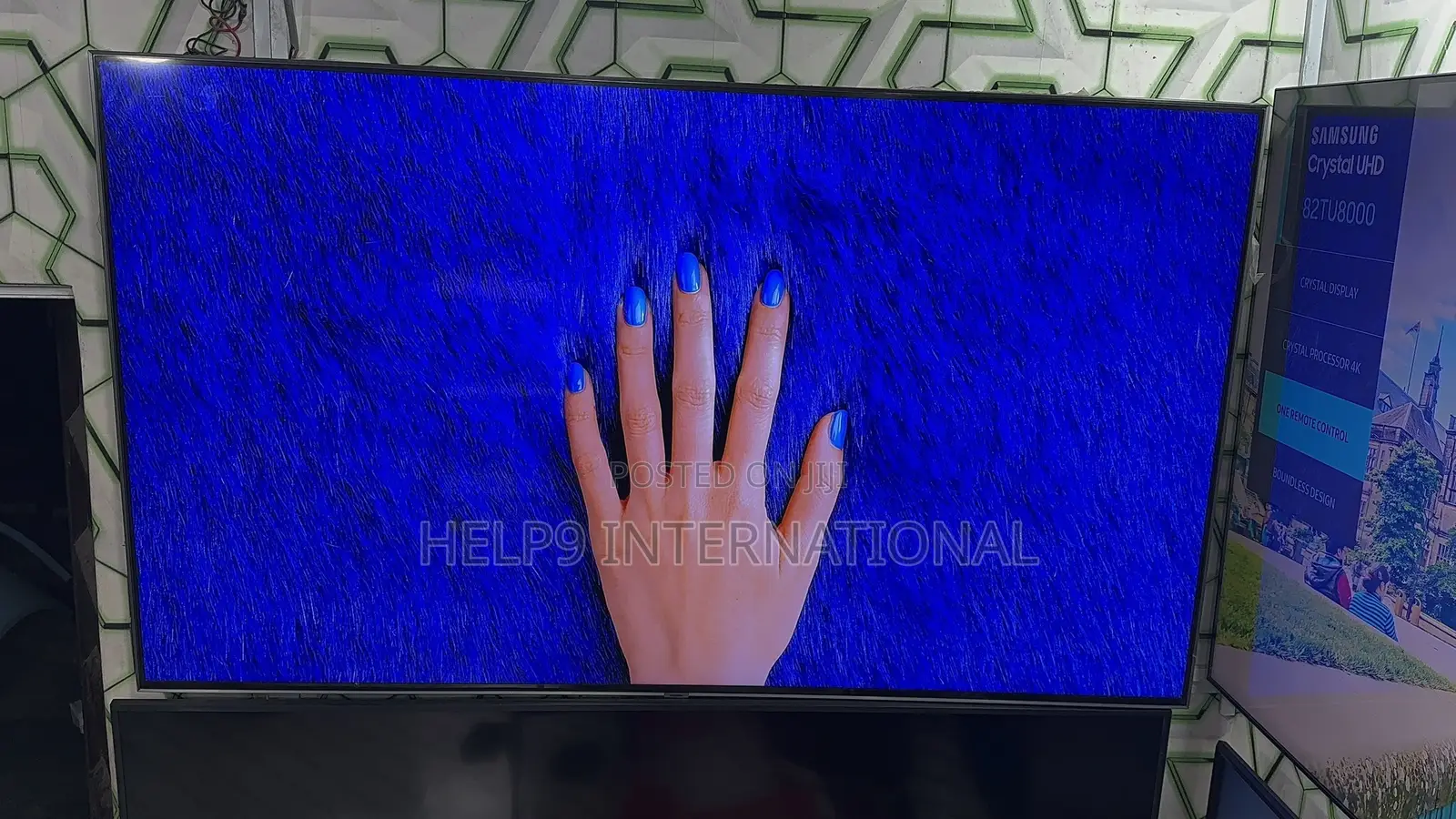 Clean Samsung 82"Qled Smart TV With Quantum Light Control