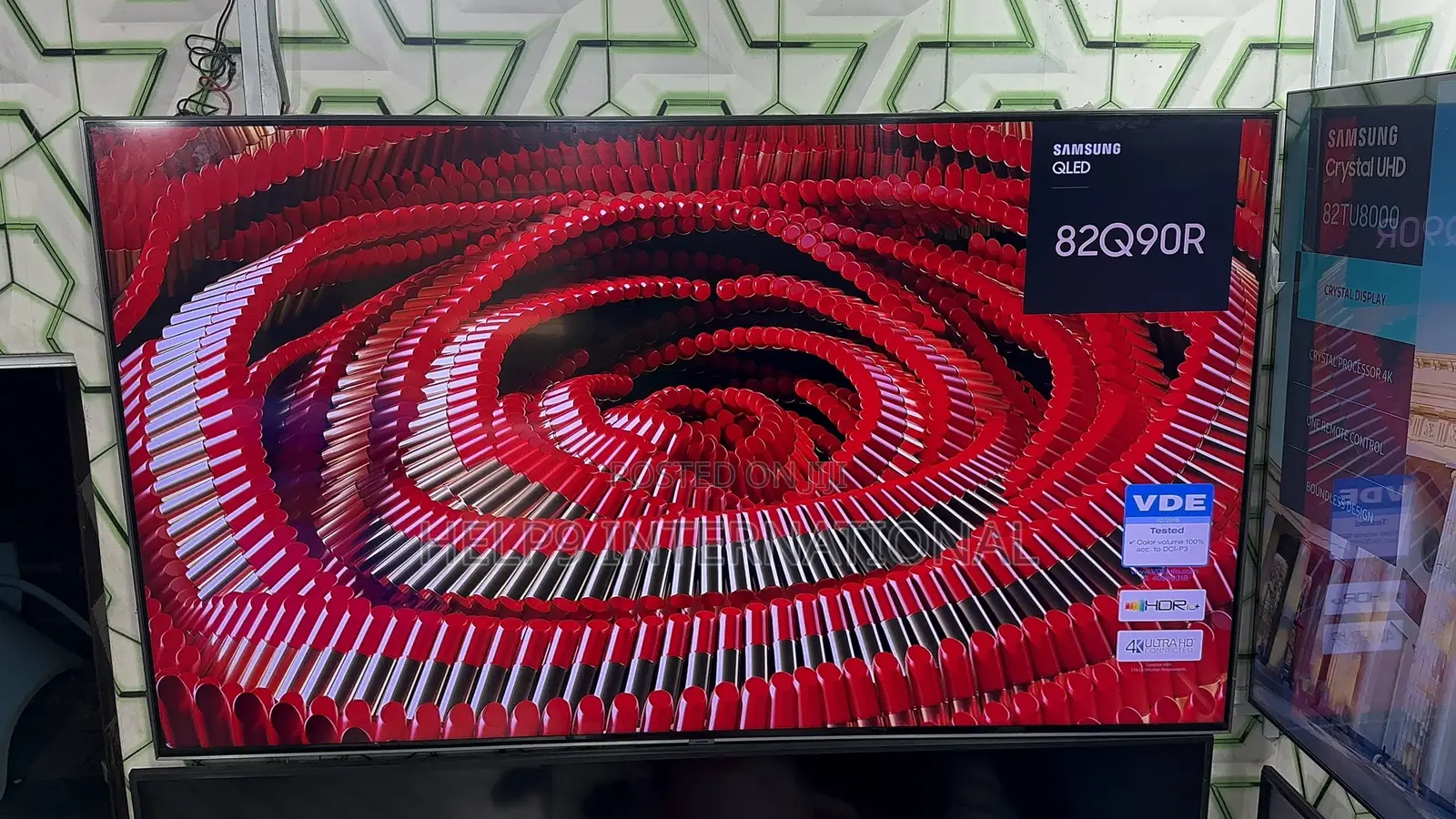Clean Samsung 82"Qled Smart TV With Quantum Light Control