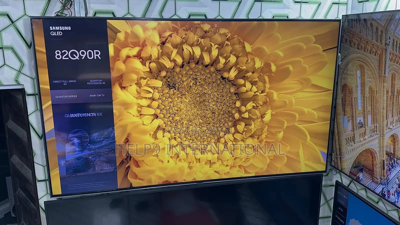 Clean Samsung 82"Qled Smart TV With Quantum Light Control