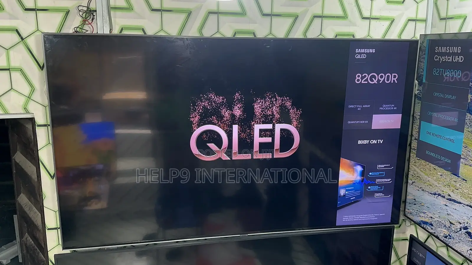 Clean Samsung 82"Qled Smart TV With Quantum Light Control
