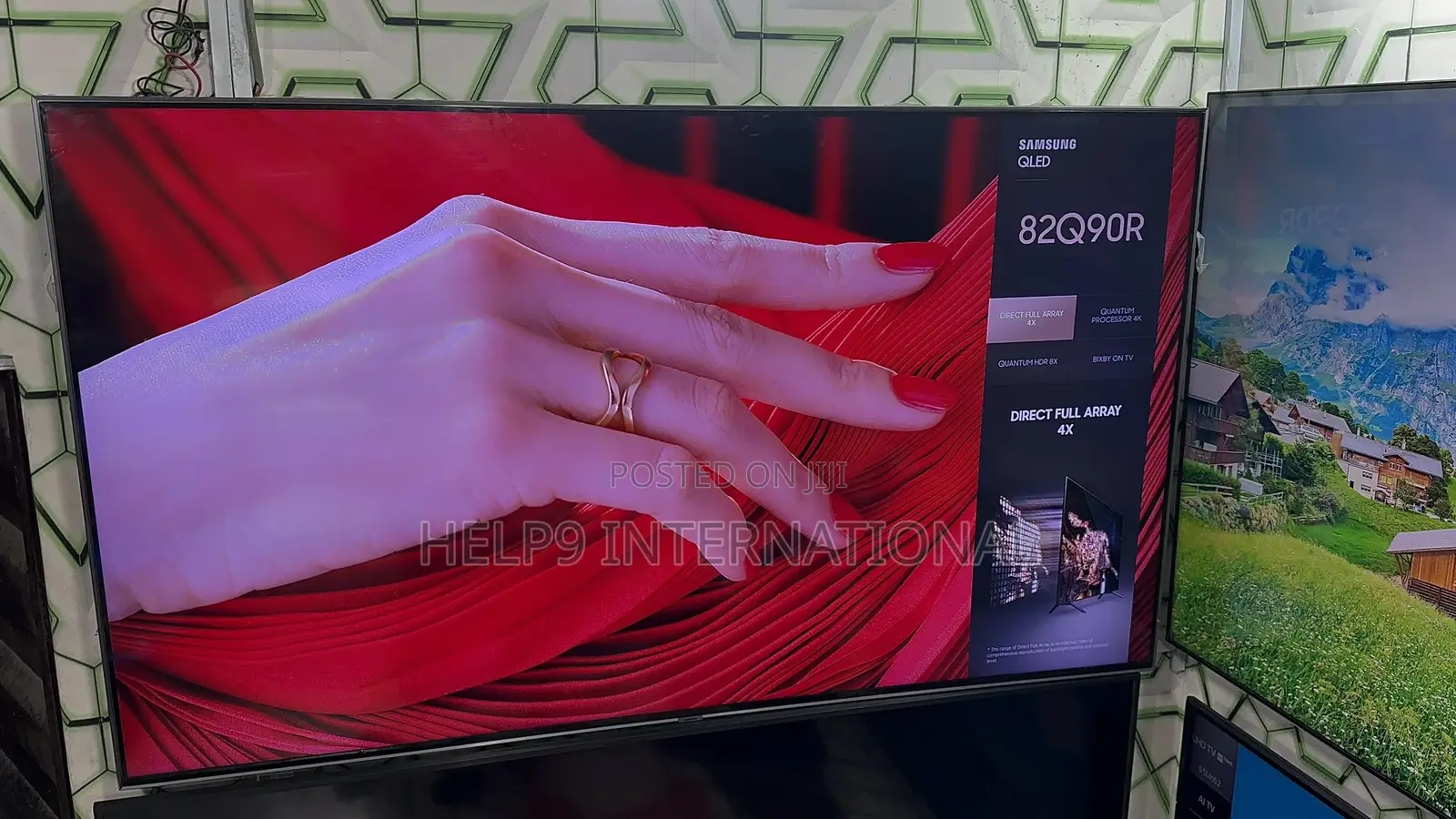 Clean Samsung 82"Qled Smart TV With Quantum Light Control