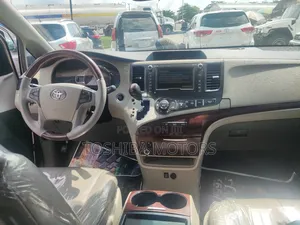 Toyota Sienna Limited AWD 7-Passenger 2013 Gold