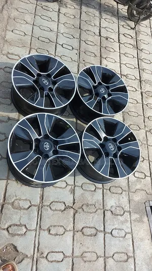 Toyota Hilux 17rim Alloyed!