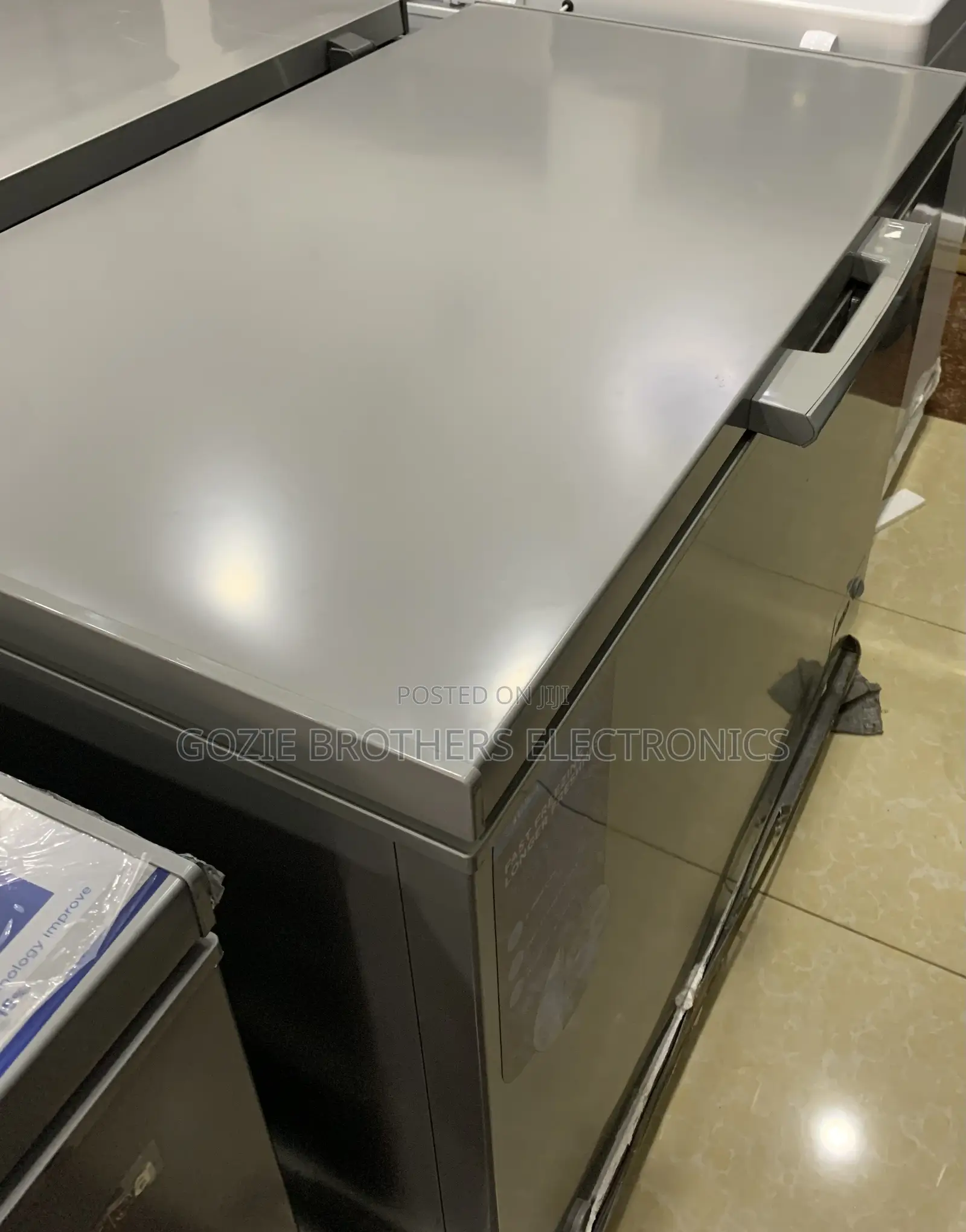 Midea Chest Freezer (250 Liters)
