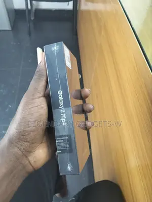 New Samsung Galaxy Z Flip4 256 GB