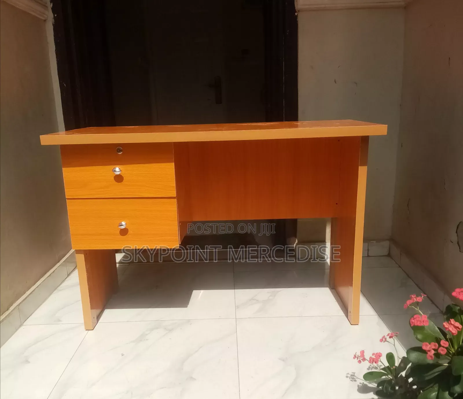 An Executive 4 Feet Table