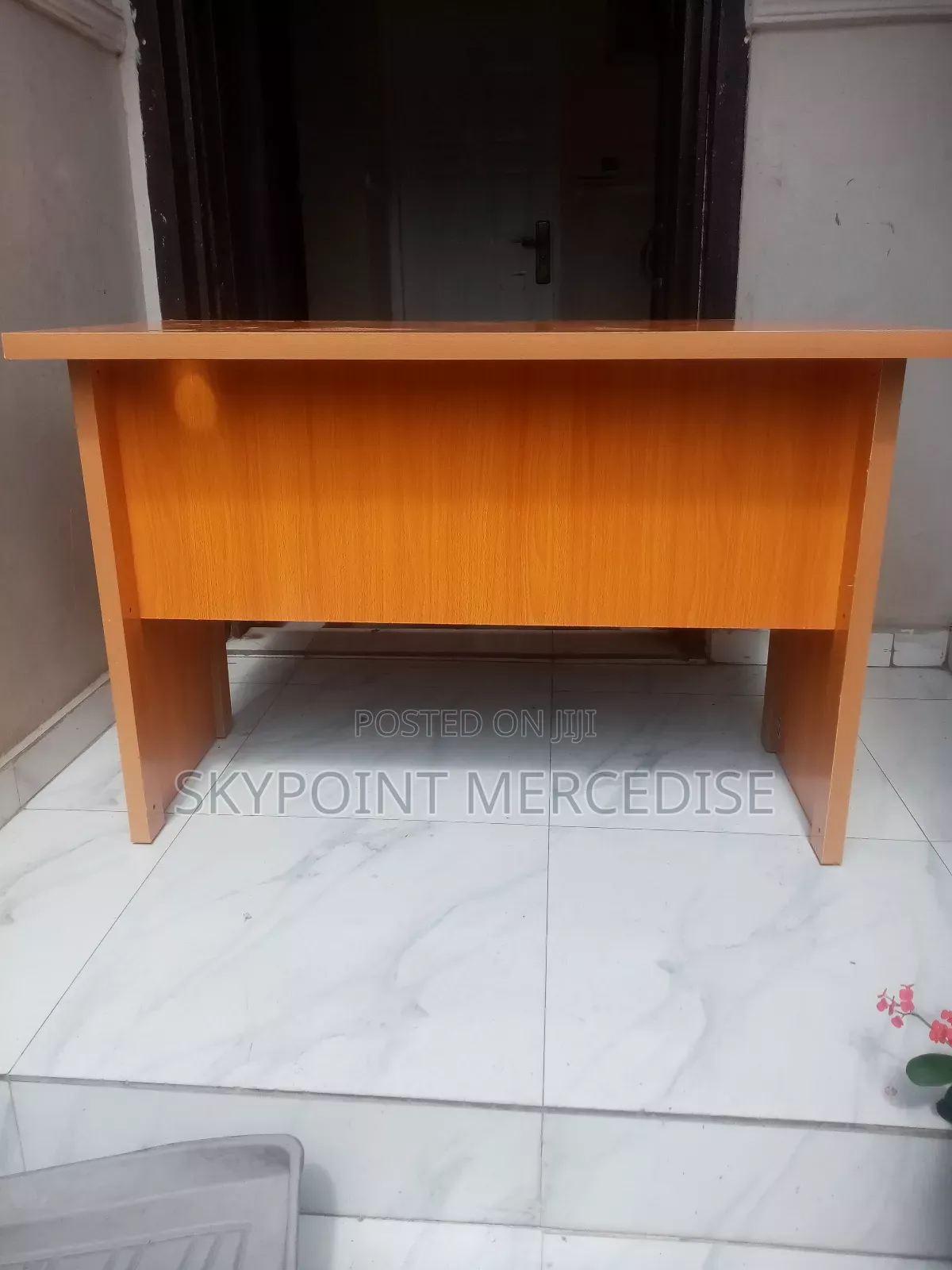 An Executive 4 Feet Table