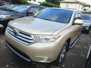 Toyota Highlander Limited 3.5l 4WD 2013 Gold