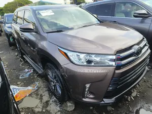 Toyota Highlander XLE V6 4x4 (3.5L 6cyl 6A) 2016 Orange