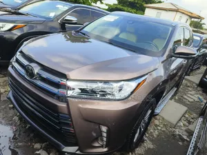 Toyota Highlander XLE V6 4x4 (3.5L 6cyl 6A) 2016 Orange