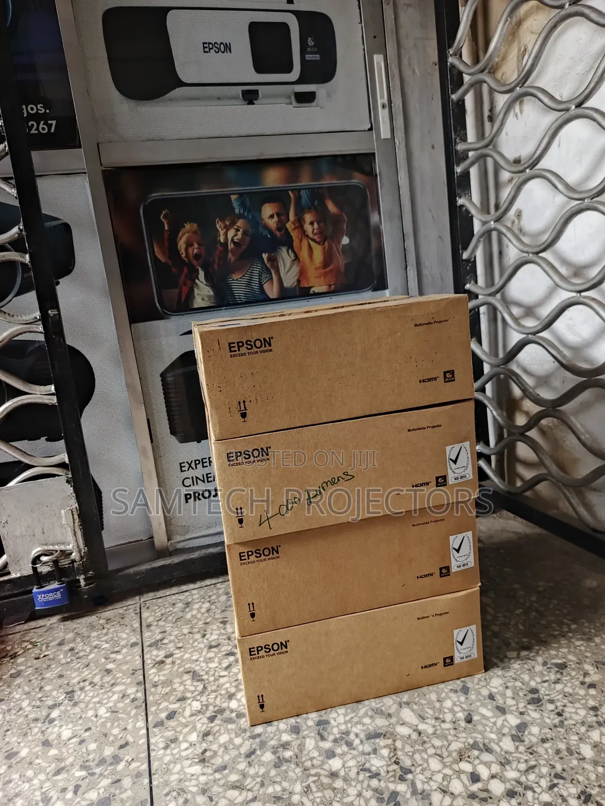 Widescreen Classroom Projector With Enhanced Connectivity